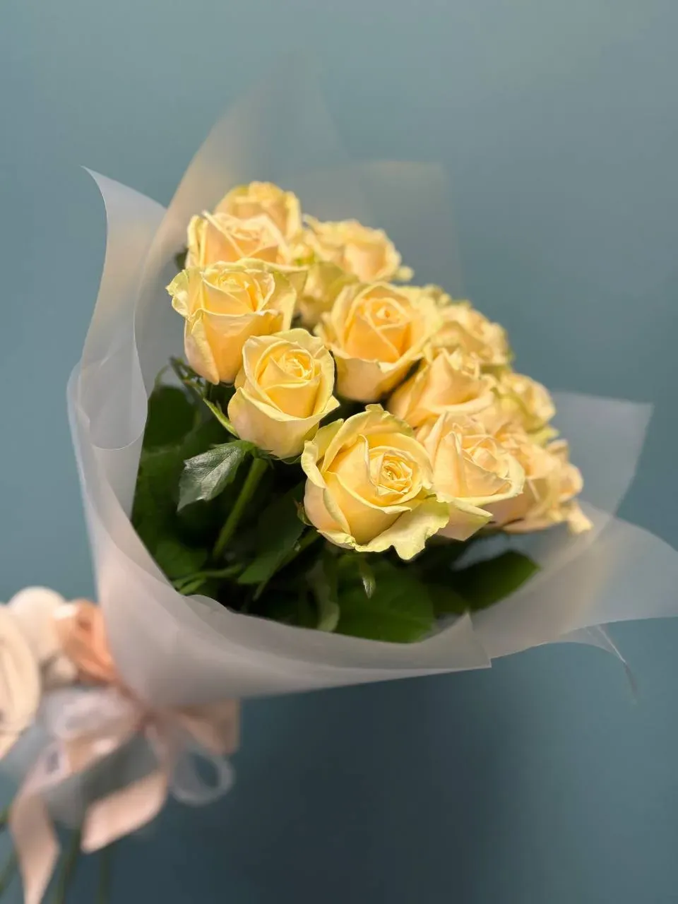 Букет из 15 кремовых роз в упаковке