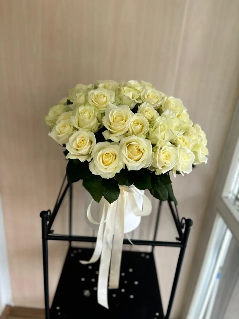 Композиция из 51 белой розы в коробке