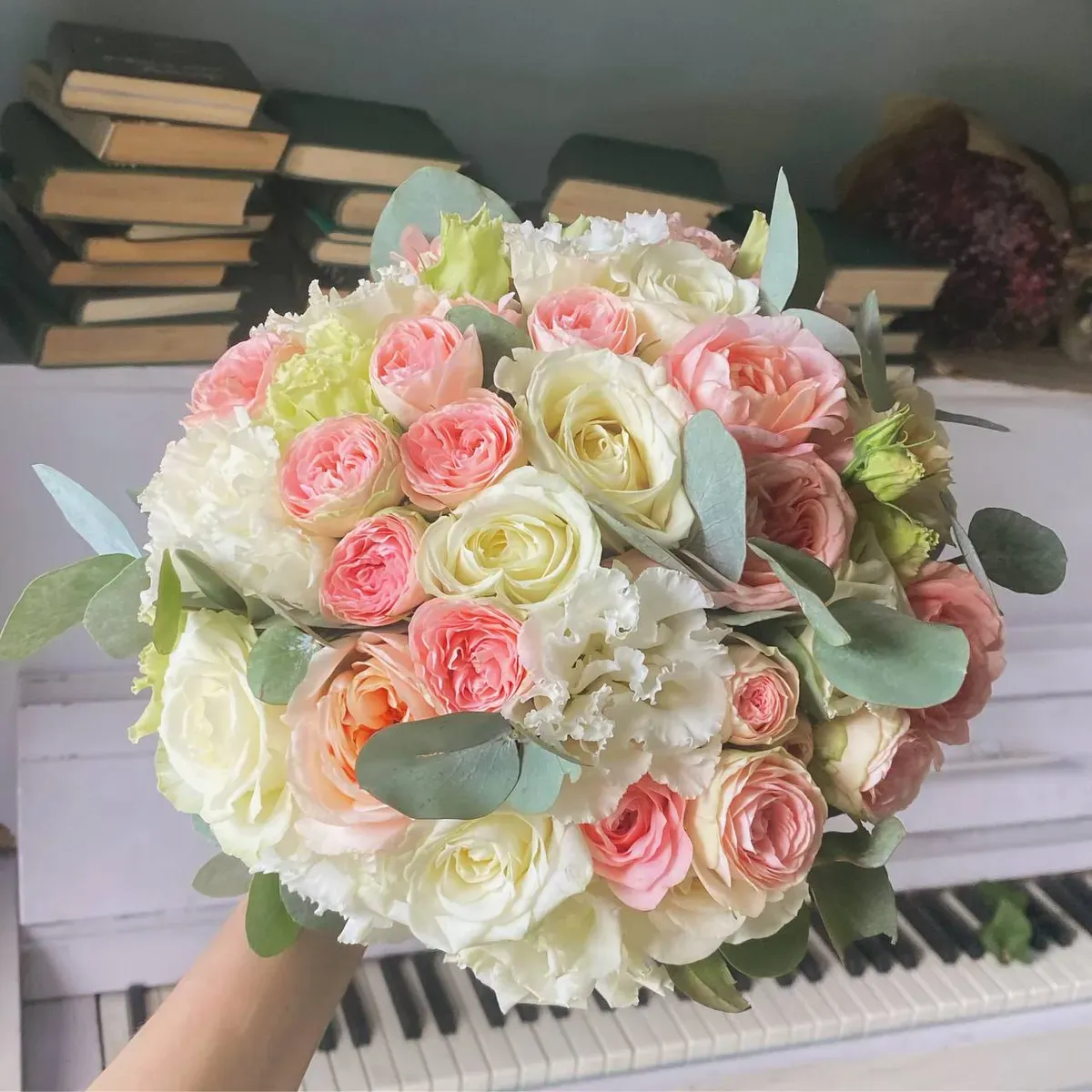 Букет с розой, лизиантусом и зеленью