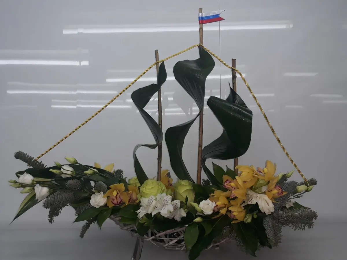 # 488 Макет корабля из живых цветов