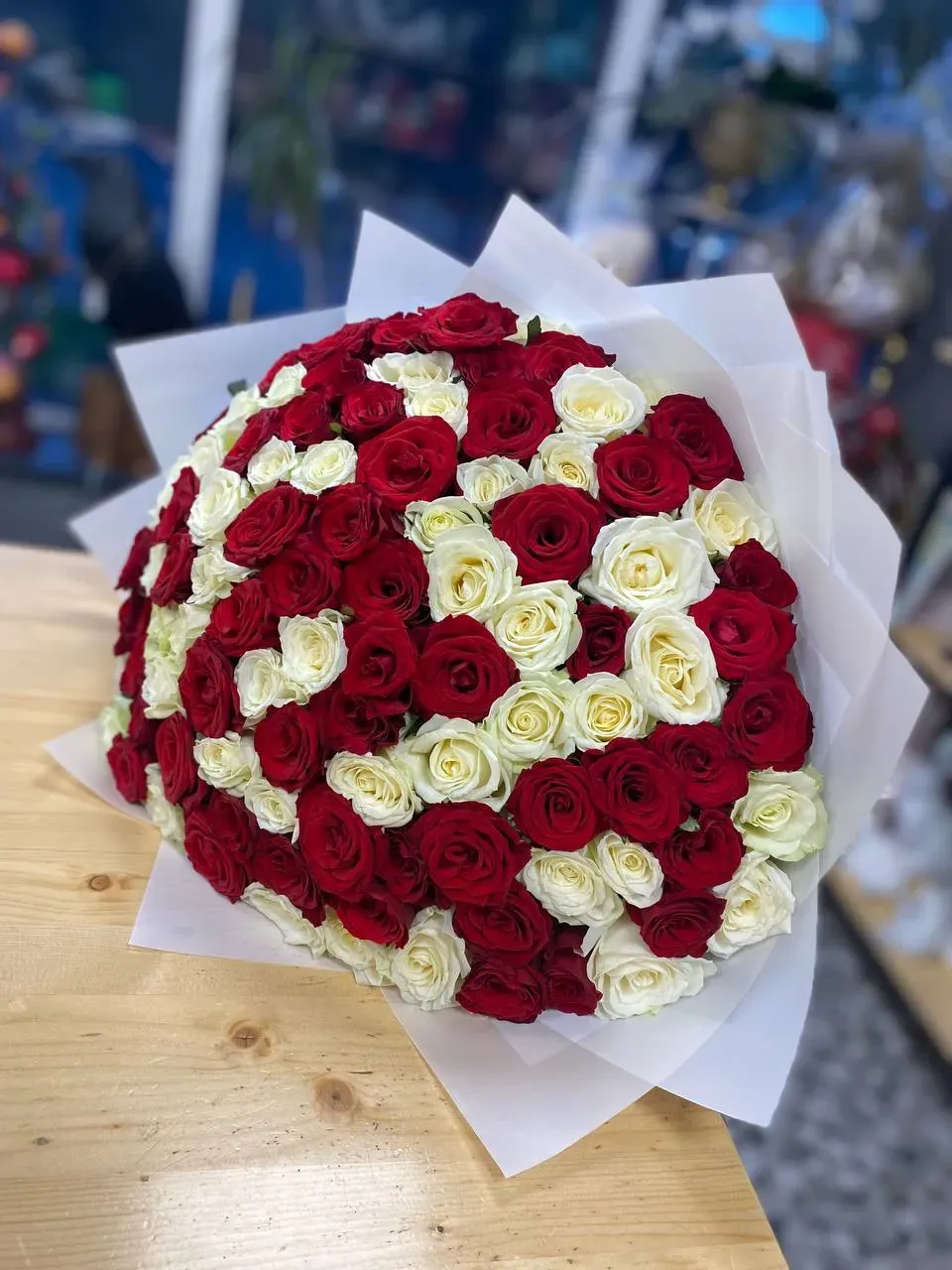 Букет из 101 красной и белой розы микс