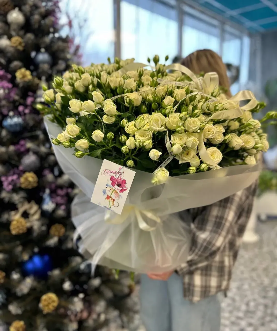 Букет из 35 белых кустовых роз