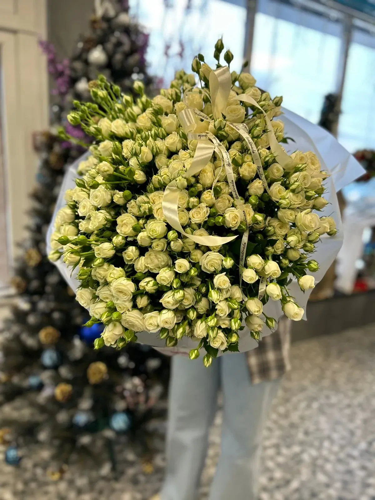 Букет из 35  белых кустовых роз