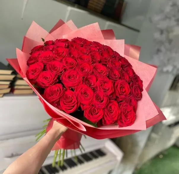 Букет из 51 красной розы в упаковке