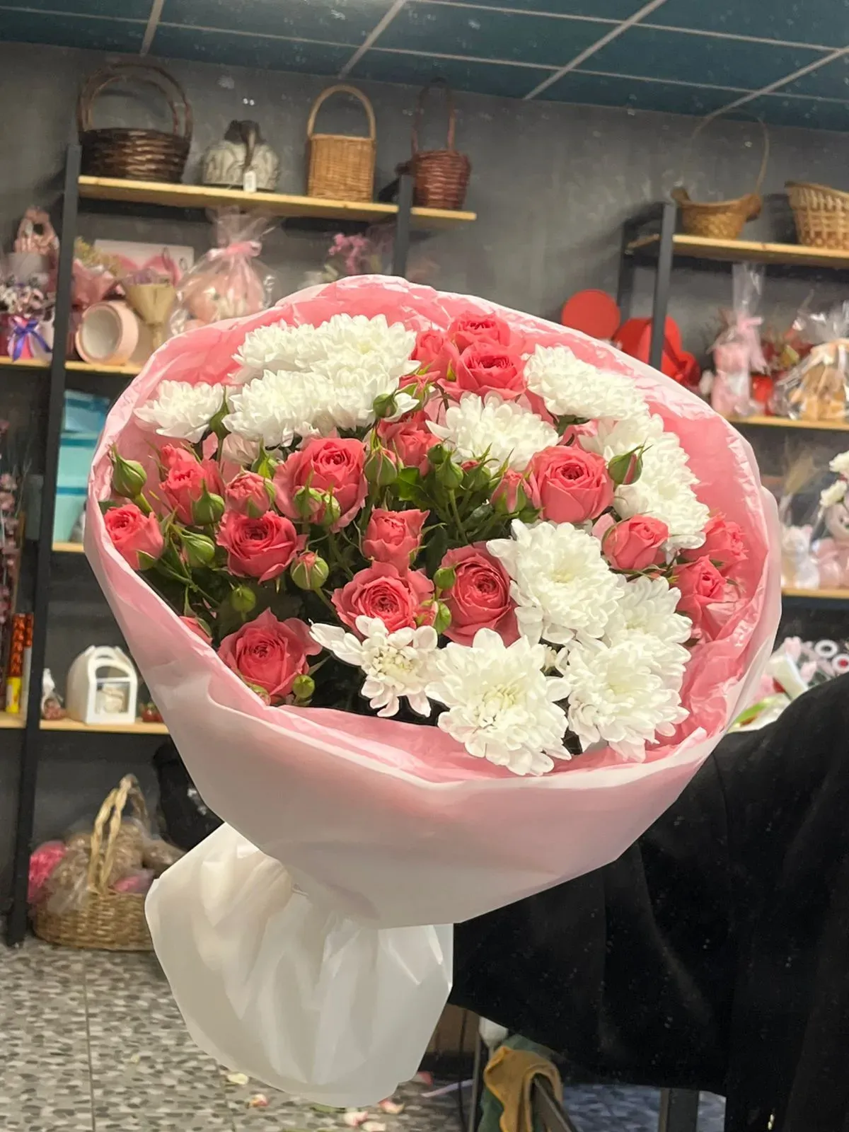 Букет из хризантемы и кустовой розы