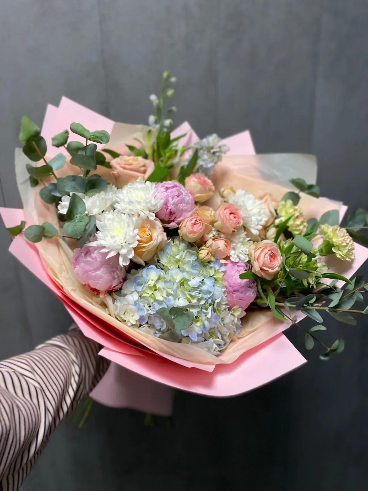 Букет с гортензией и пионами
