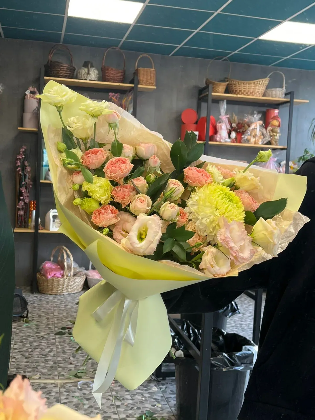 Букет с одноголовой хризантемой и кустовой розой