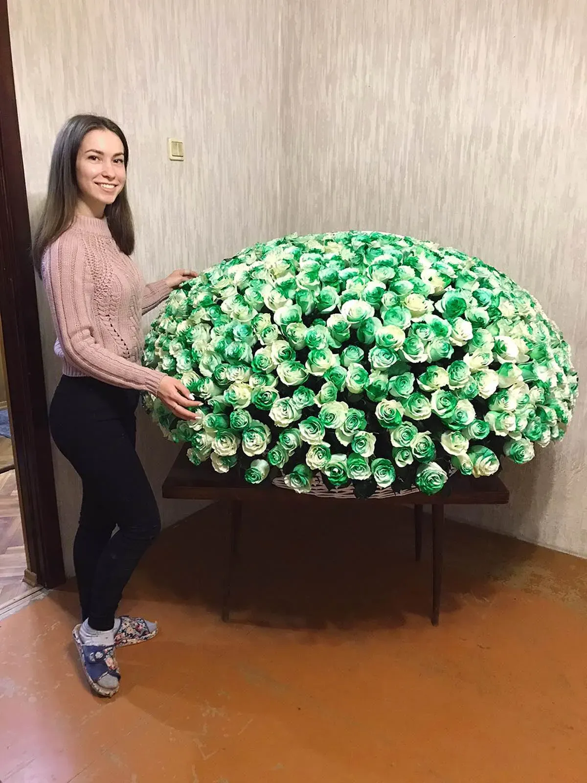 #597 Корзина 501 бело-зеленая роза