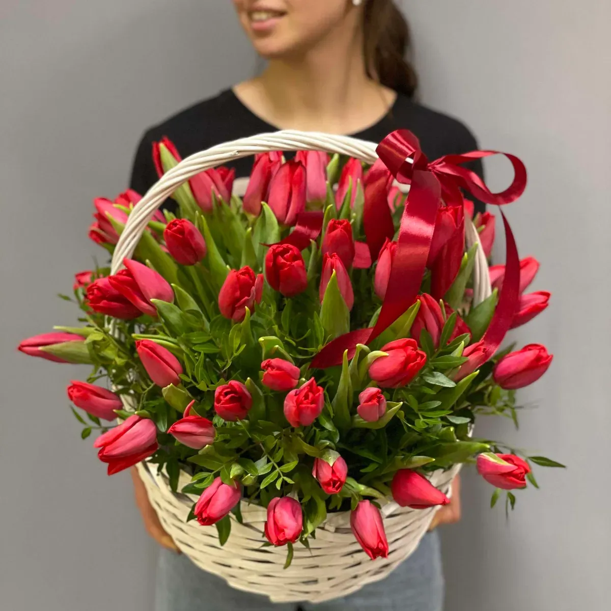 Корзина из тюльпанов