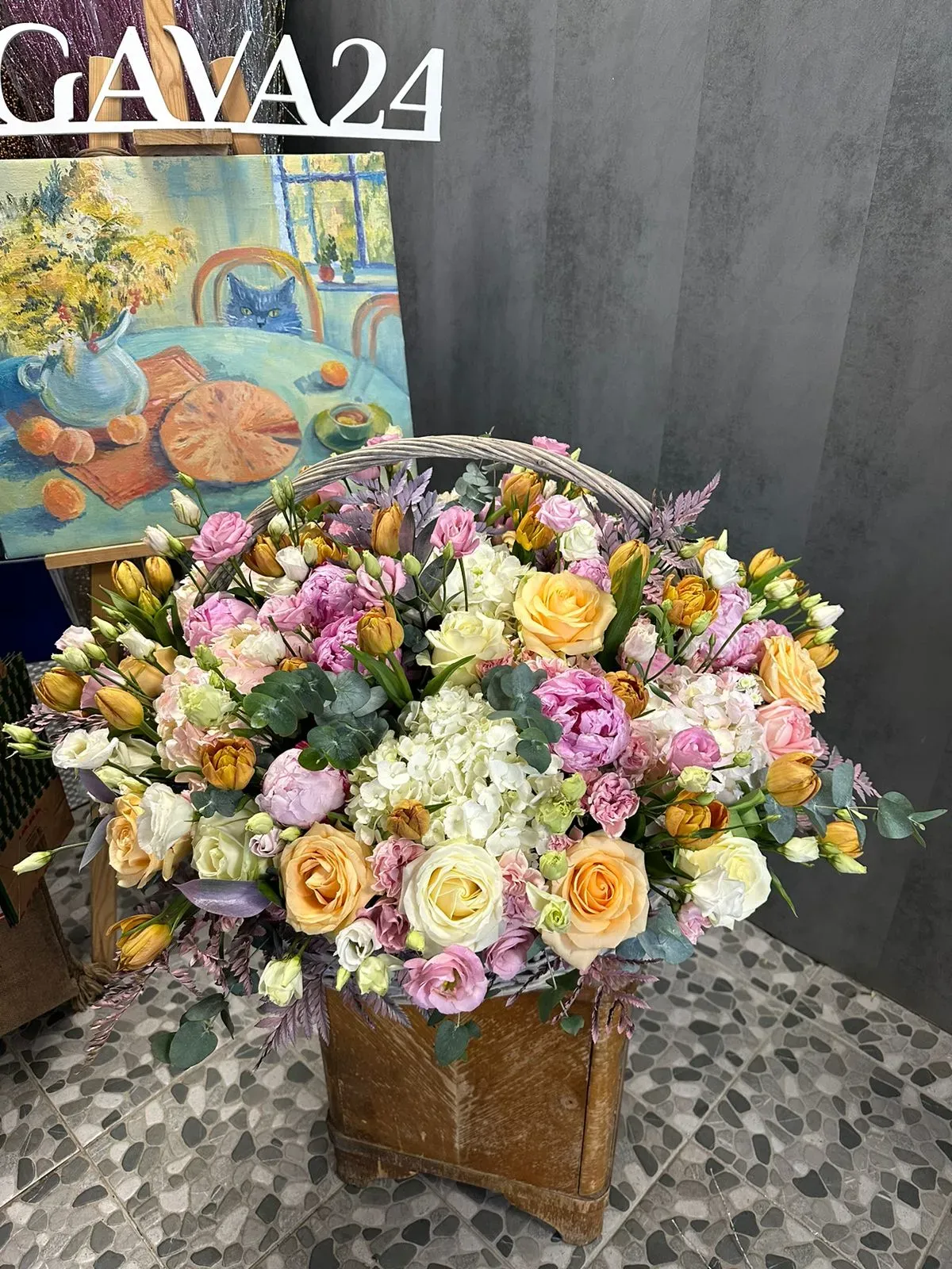 Корзина с пионами