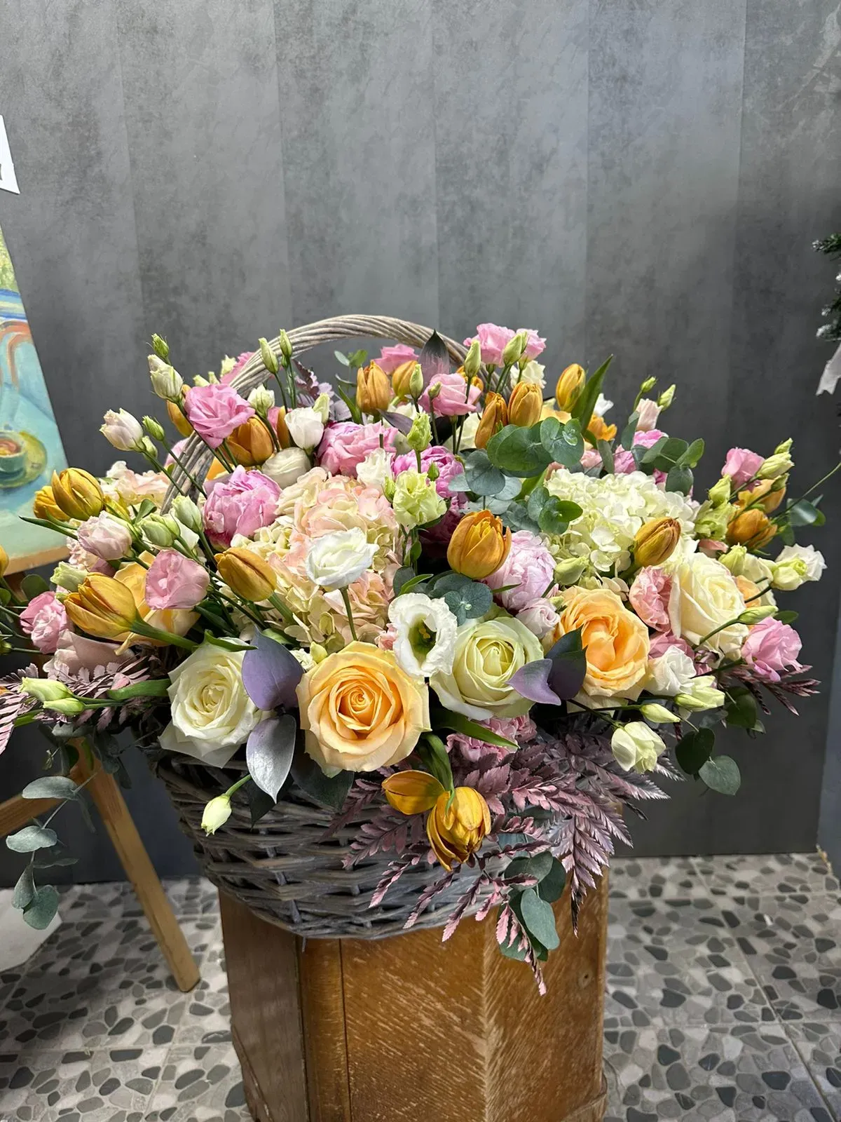 Корзина с пионами