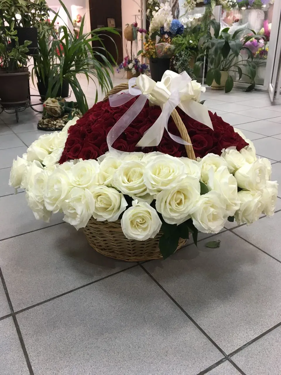 Корзина сердце из 201 розы