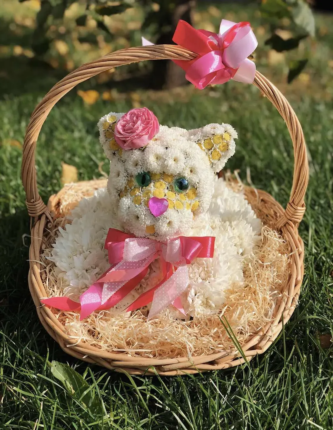 Кошечка из живых цветов в лукошке