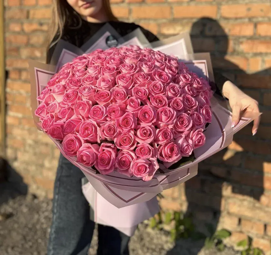 Букет из 101 розовой розы в упаковке