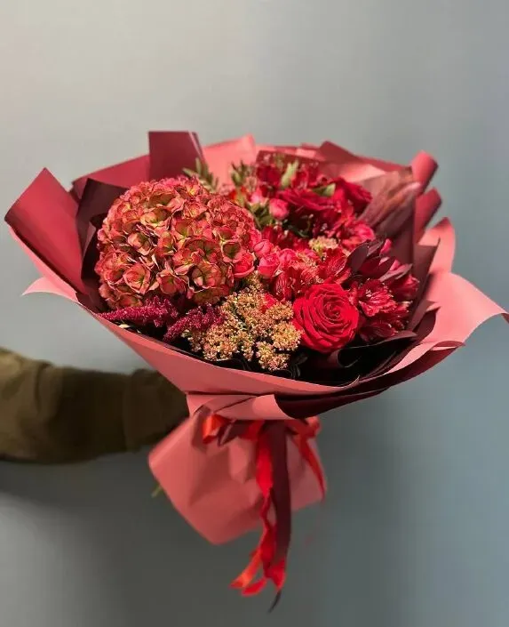 Сборный красный букет с гортензией