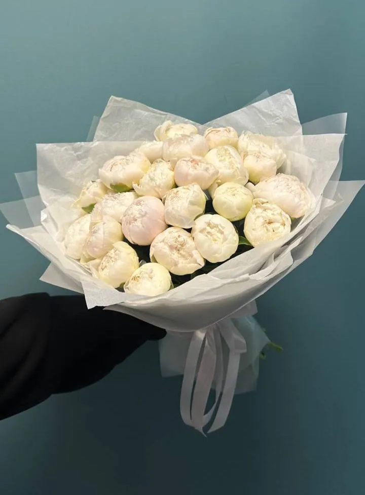 Букет из 25 белых пионов