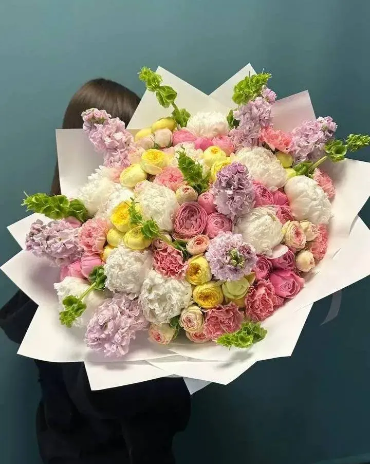 Букет с маттиолой и кустовой розой